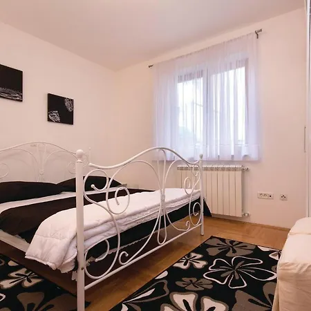 2 Bedroom Nice Apartment In Pula Пула