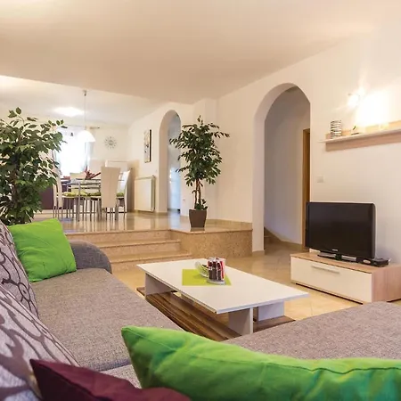 2 Bedroom Nice Apartment In Pula Апартаменты