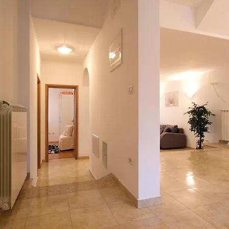 Апартаменты 2 Bedroom Nice Apartment In Pula Пула