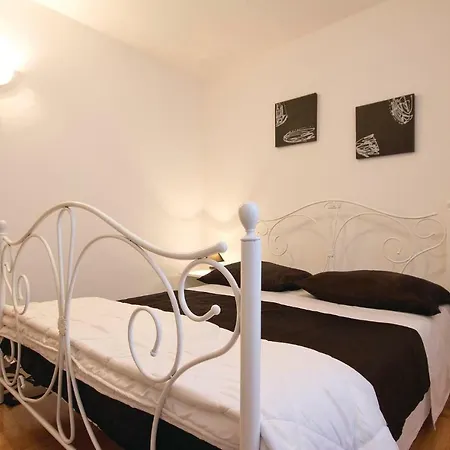2 Bedroom Nice Apartment In Pula *