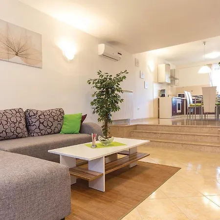 Апартаменты 2 Bedroom Nice Apartment In Pula Пула
