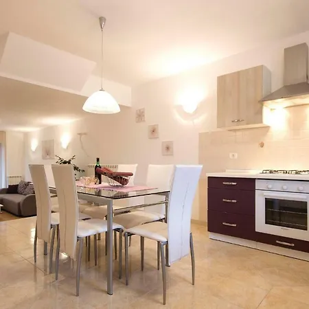 2 Bedroom Nice Apartment In Pula