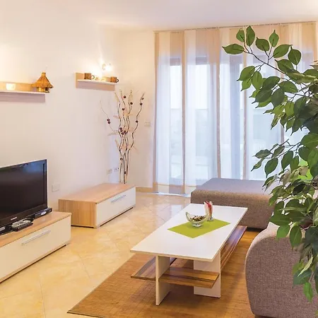 2 Bedroom Nice Apartment In Pula
