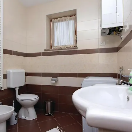 2 Bedroom Nice Apartment In Pula 아파트
