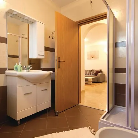 2 Bedroom Nice Apartment In Pula *
