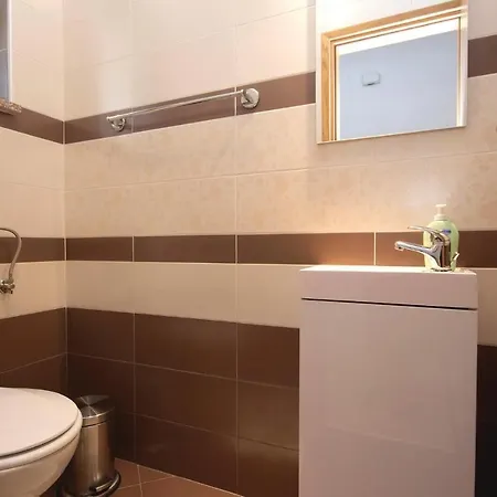 아파트 2 Bedroom Nice Apartment In Pula *