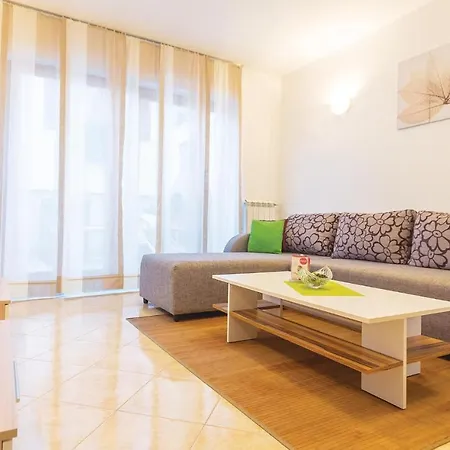 아파트 2 Bedroom Nice Apartment In Pula *