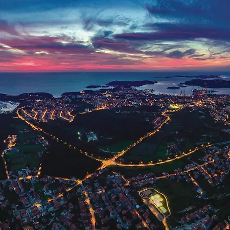 Lägenhet 2 Bedroom Lovely In Pula