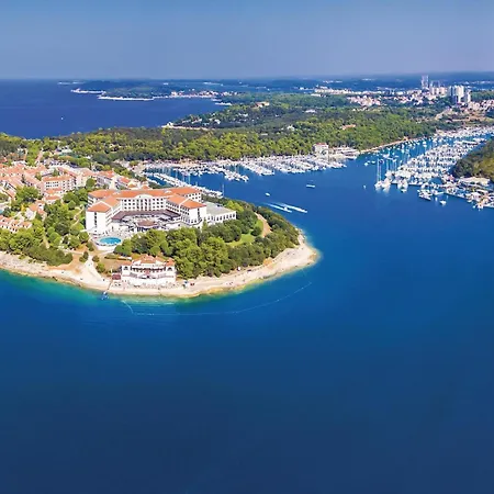 2 Bedroom Nice Apartment In Pula *