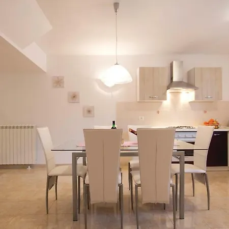 2 Bedroom Nice Apartment In Pula 풀라