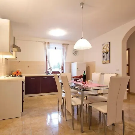 2 Bedroom Nice Apartment In Pula 아파트