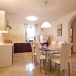 2 Bedroom Lovely In Apartment