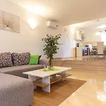 Apartment 2 Bedroom Lovely In Pula